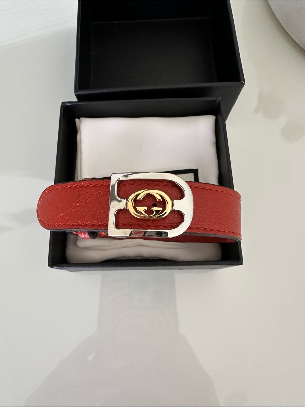 Red Leather GUCCI Bracelet with Double G Accent in 18k gold and stainless steel